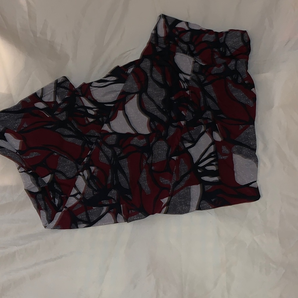 Comfortable patterned midi skirt made of spandex